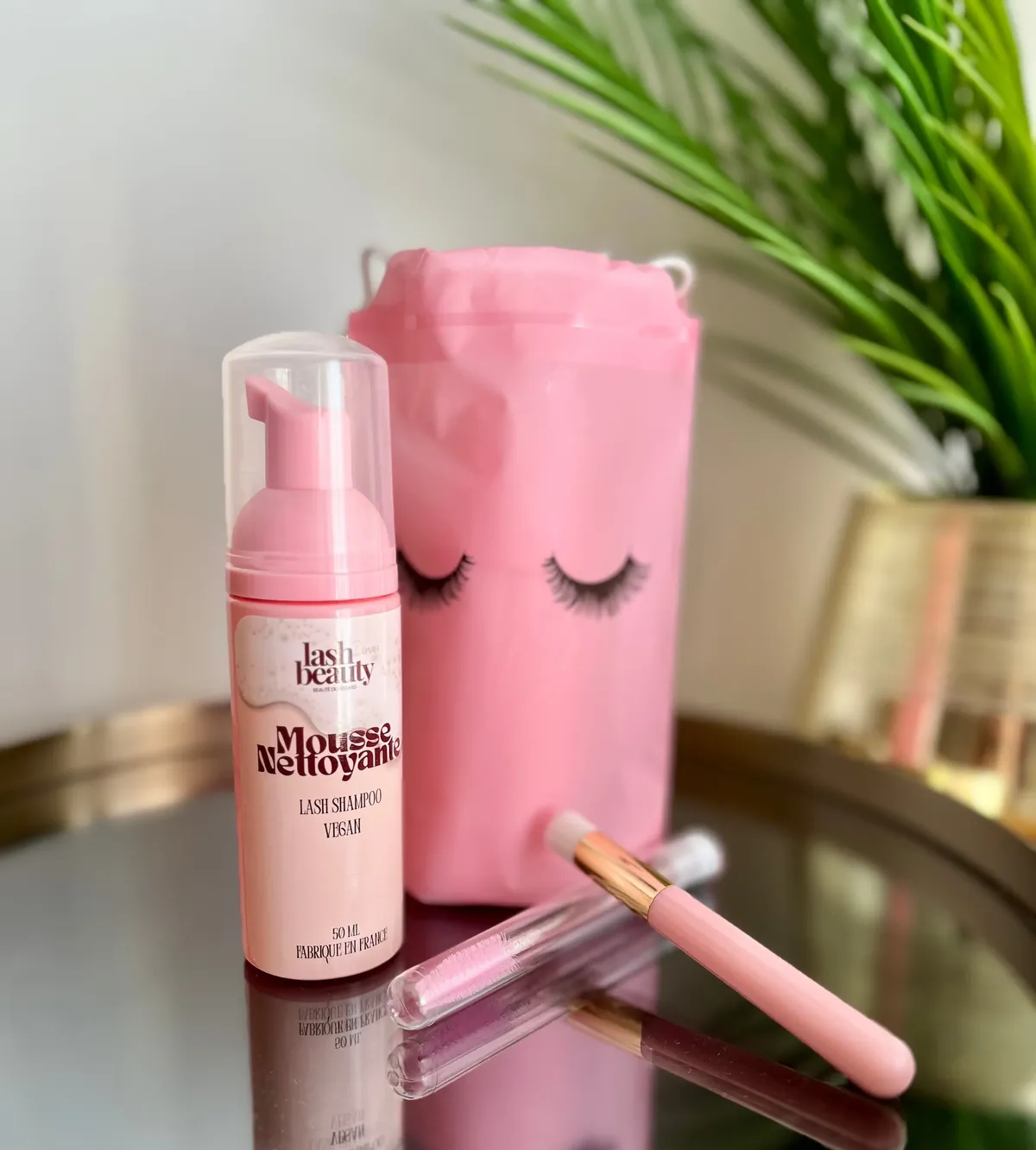 Le kit shampoing cils Lash Beauty : mousse nettoyante vegan rose, brosse et goupillon