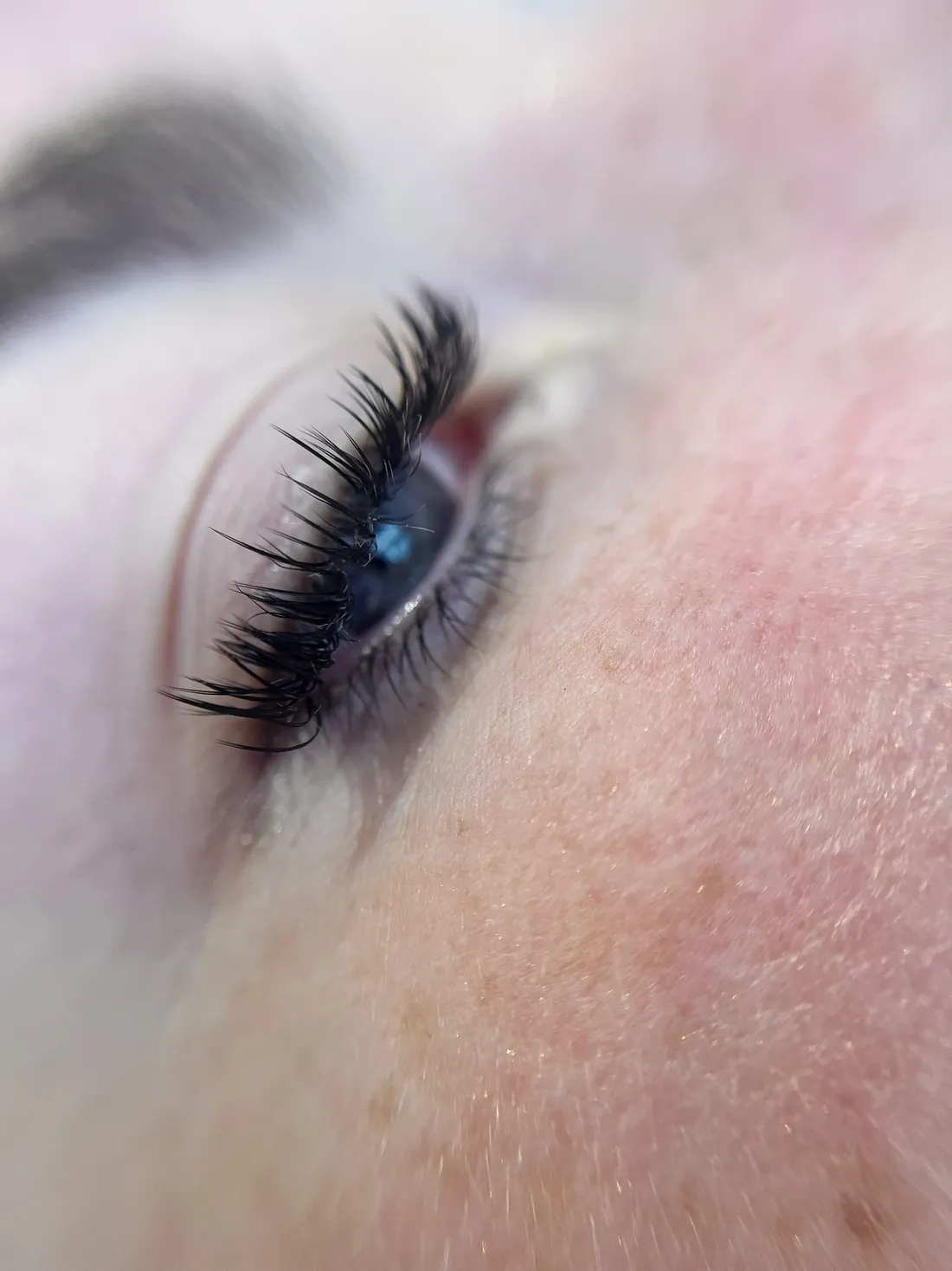 Pose d'extensions de cils en gros plan